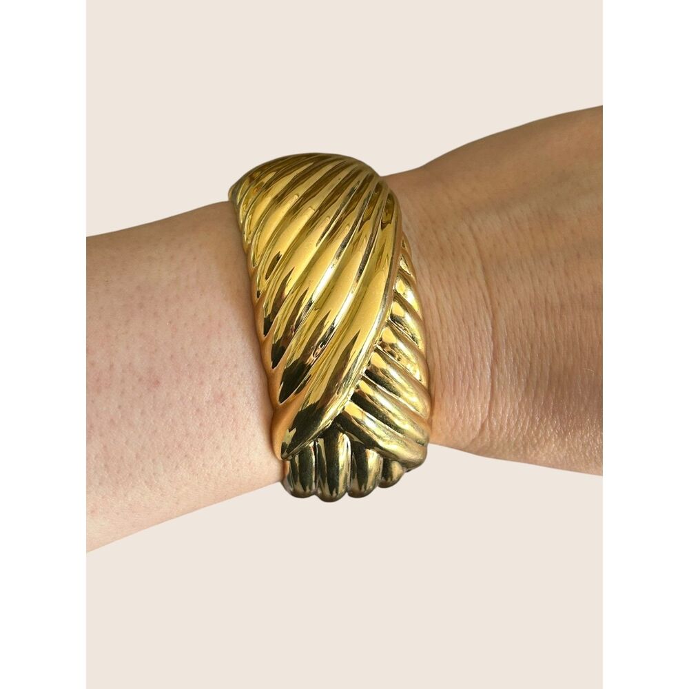 ✨ VTG 80s CHUNKY GOLD TONE RIBBED FLUTED TEXTURED CLAMPER SHRIMP BANGLE BRACELET